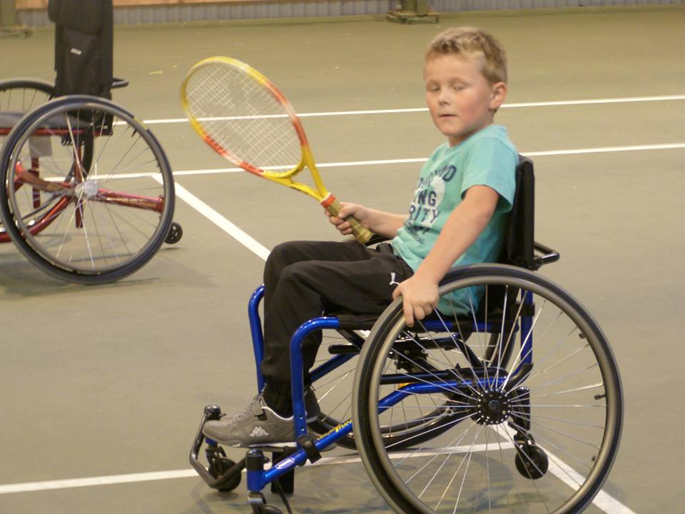 Tennis fauteuil animé par le club de Tennis d'Auxi le Chateau